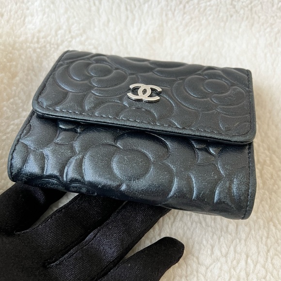 Auth Chanel Black Camellia Tri-fold Compact Wallet - Good Condition - Picture 6 of 16